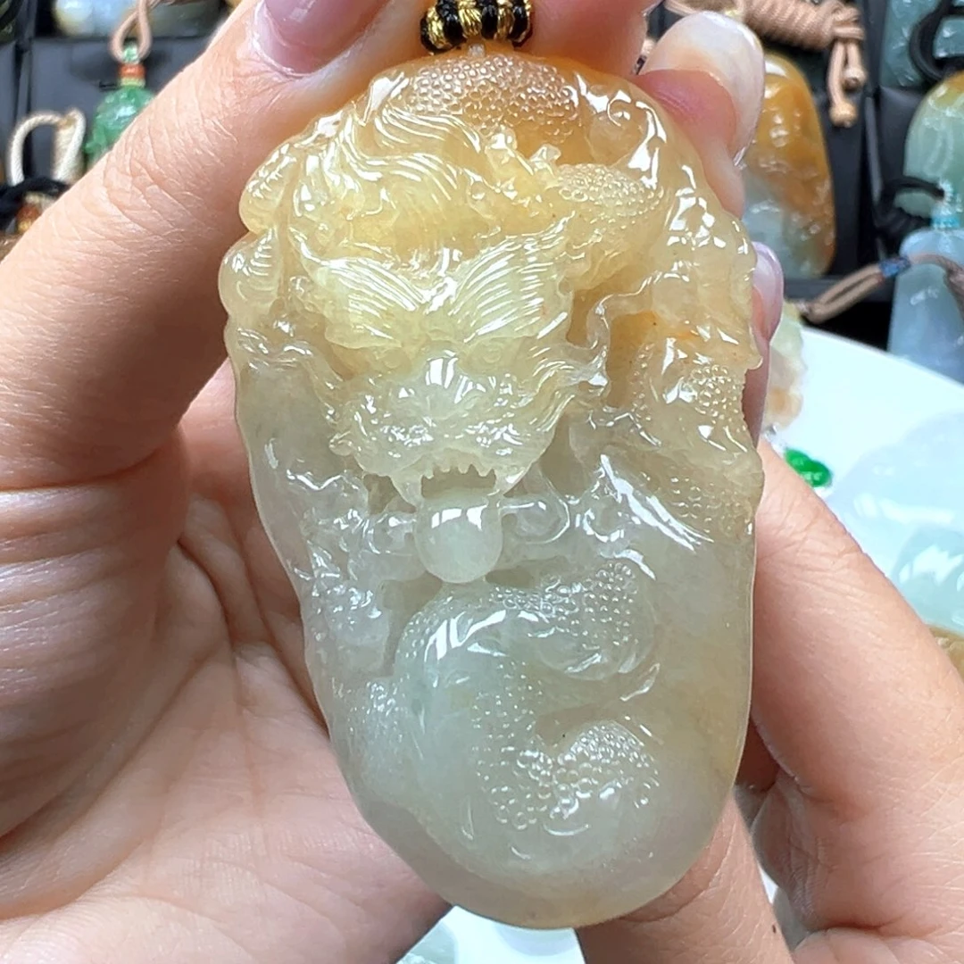 翡翠未镶嵌颈饰龙