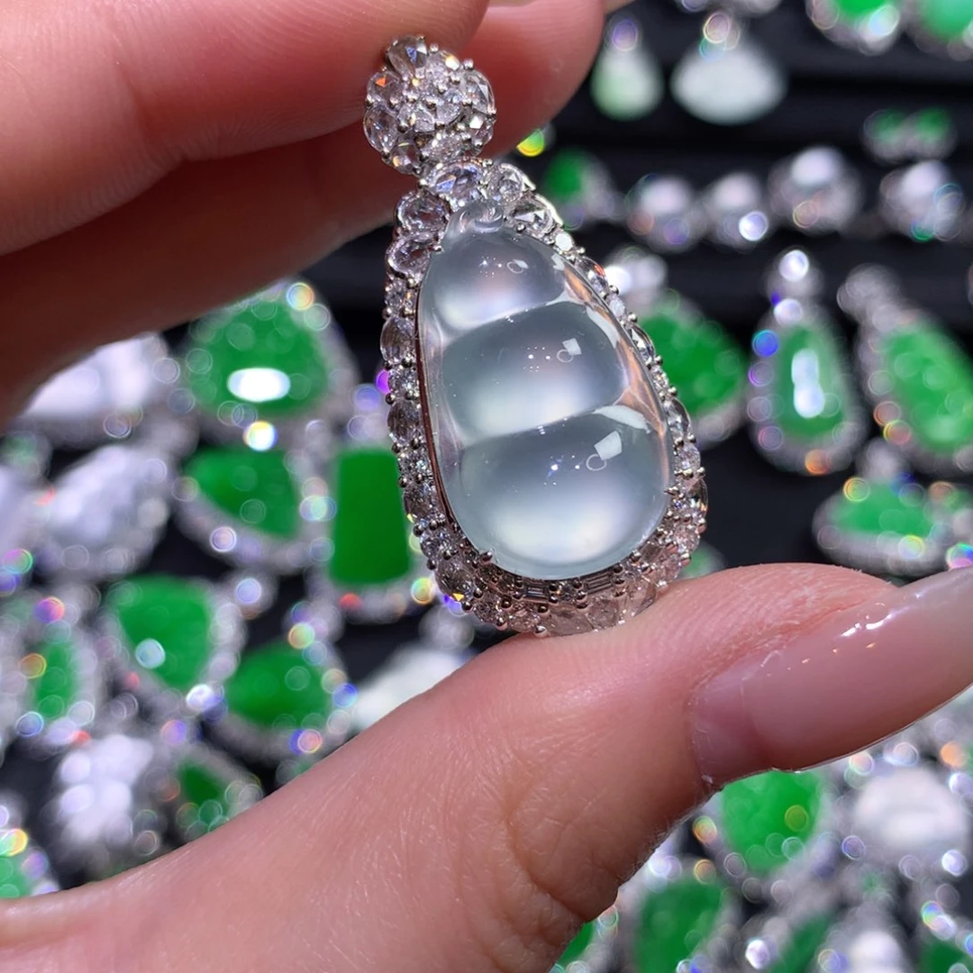 翡翠18K金镶嵌颈饰福豆