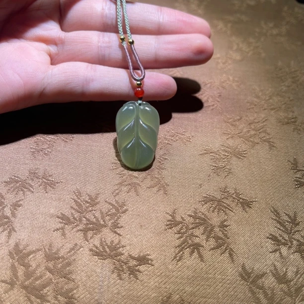 和田玉青海料湖水绿树叶吊坠