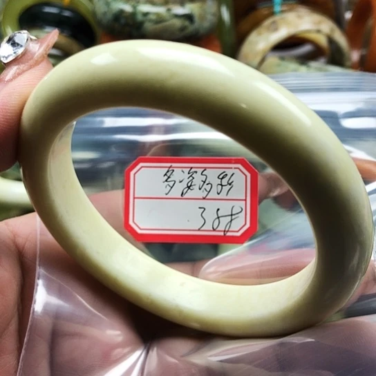 蛇纹石玉手镯未镶嵌多**彩