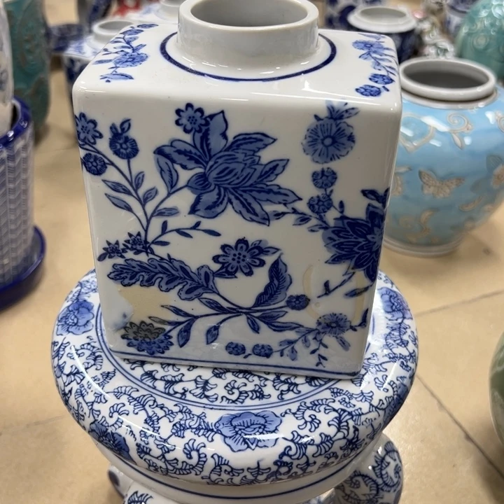 瓷片微瑕陶瓶。。。。。。。。。。。。。