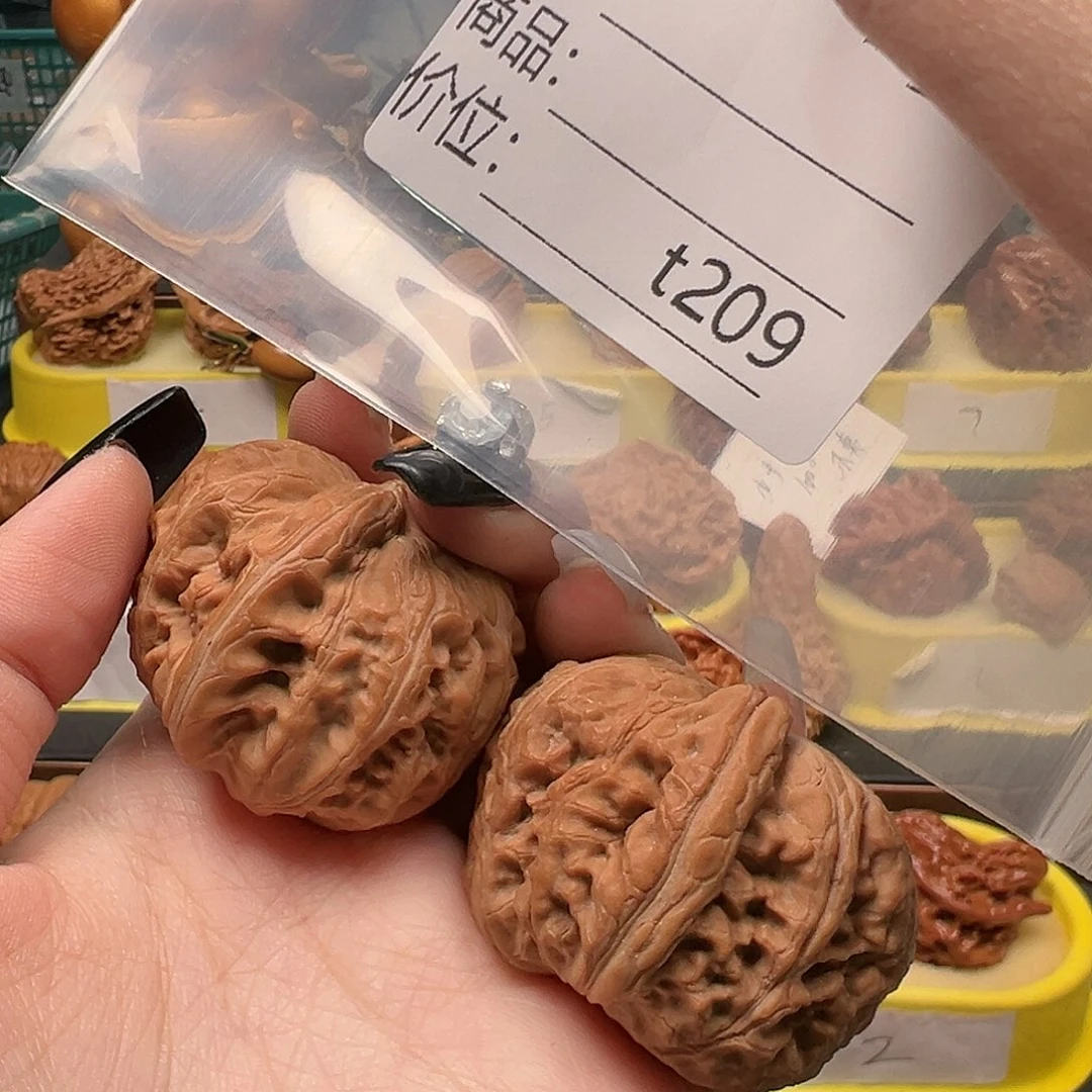 蚕***牛文玩核桃手把件元宝