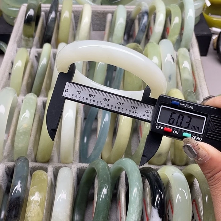蛇纹石玉未镶嵌手镯206