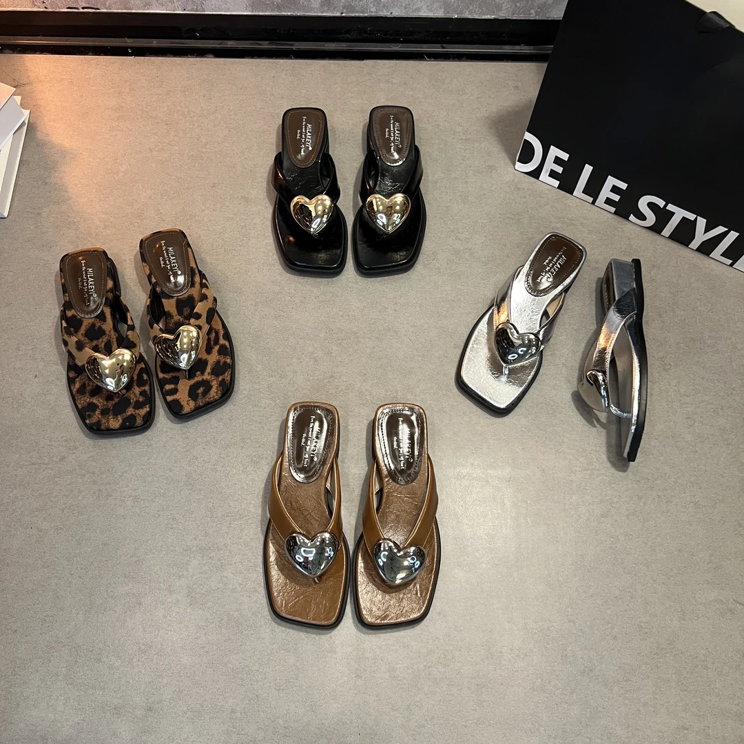 2025年夏季新款时尚网红感爱心金属装饰爆款高级感外穿百搭一字拖