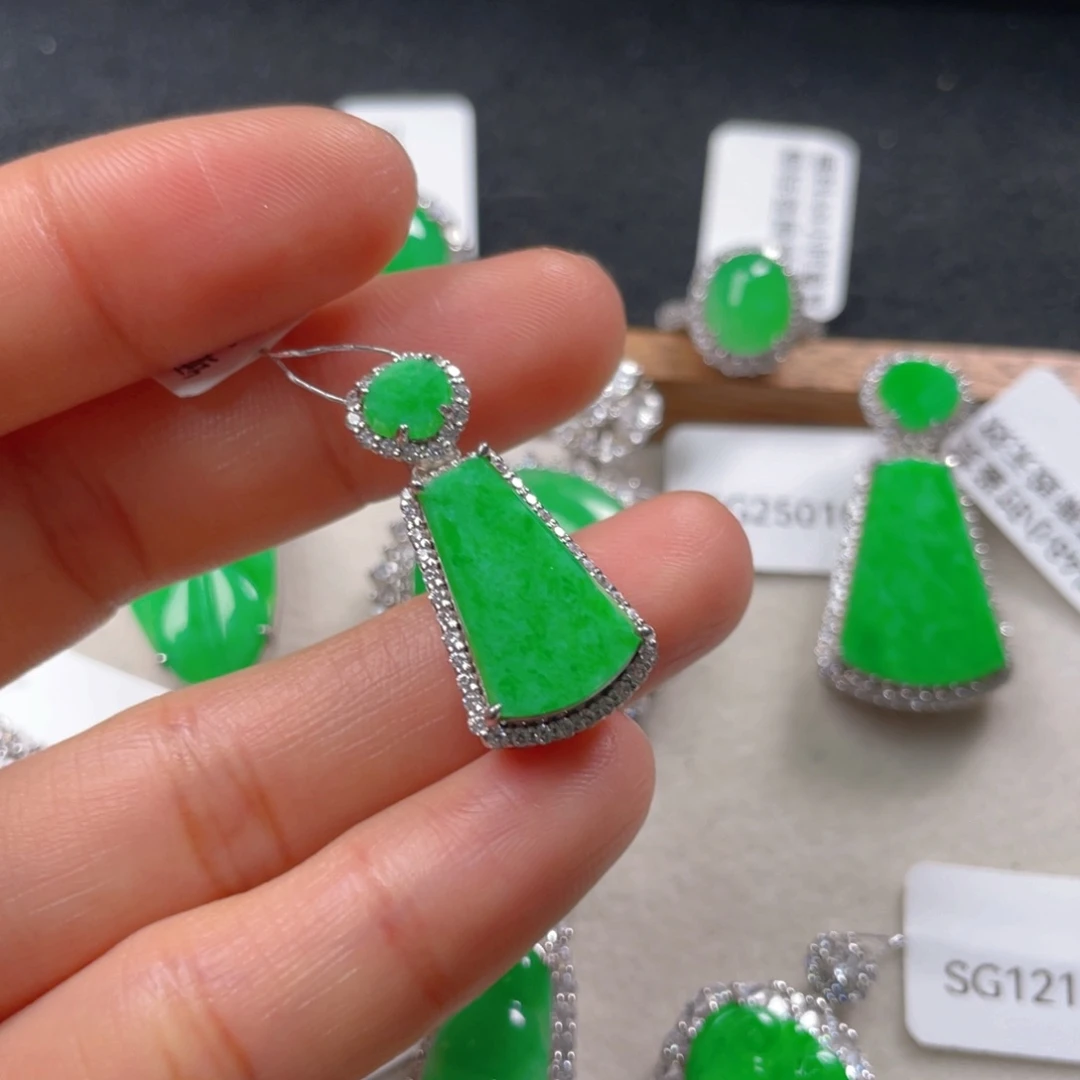 翡翠颈饰银S925镶嵌翡翠