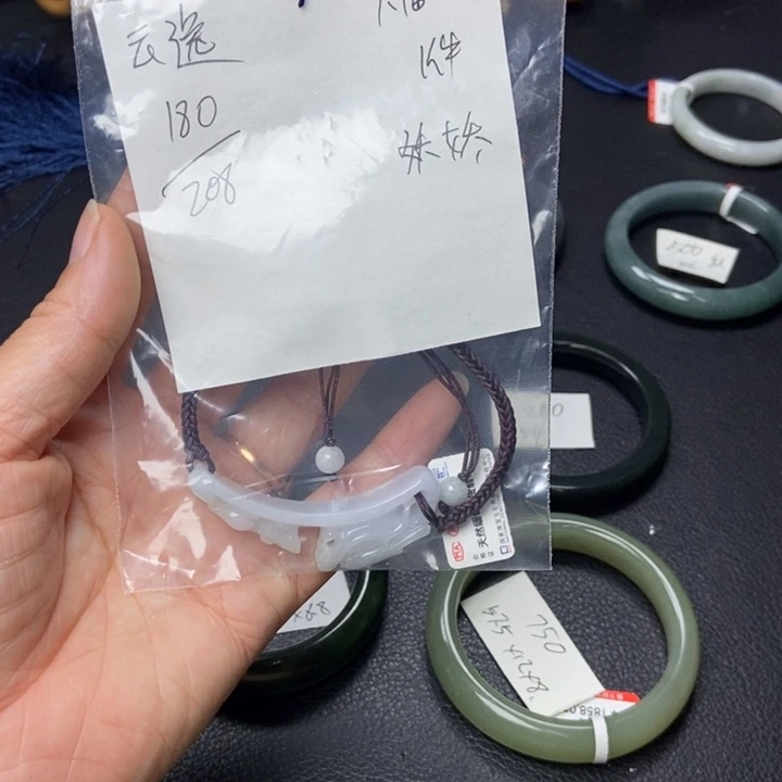 翡翠颈饰未镶嵌云*