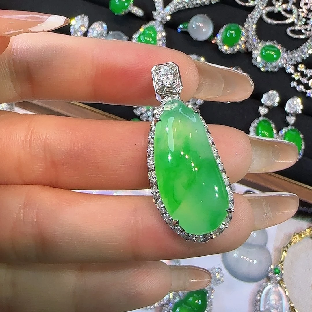 翡翠18K金镶嵌颈饰