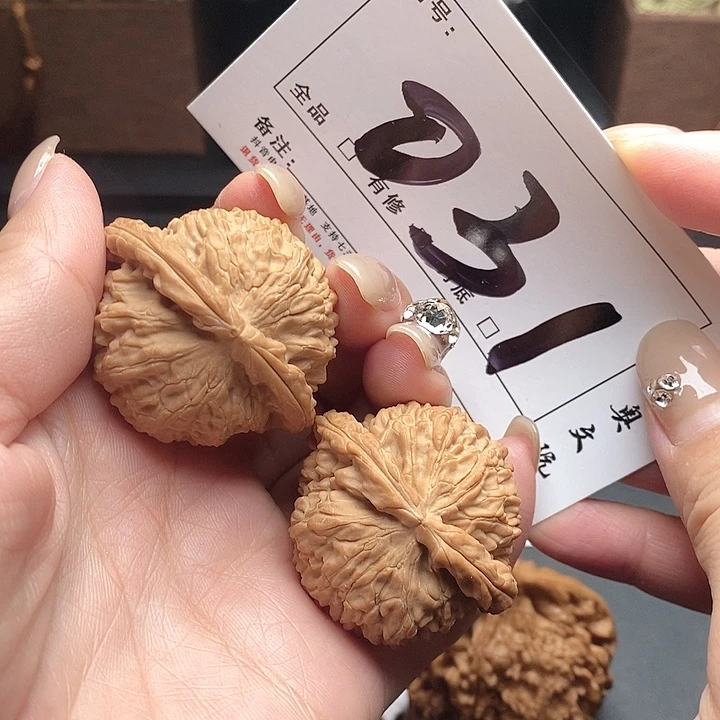 文玩核桃吊坠031号 40尺 白狮子