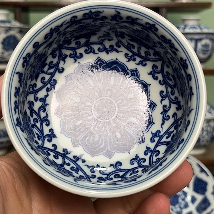 双勾线缠枝莲卢氏杯