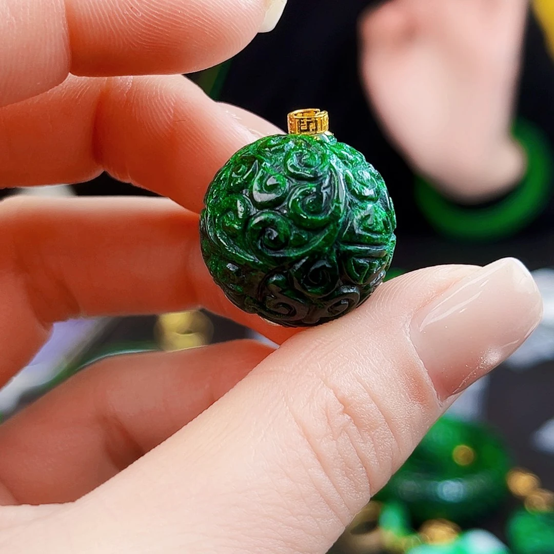 颈饰18K金镶嵌翡翠多样性