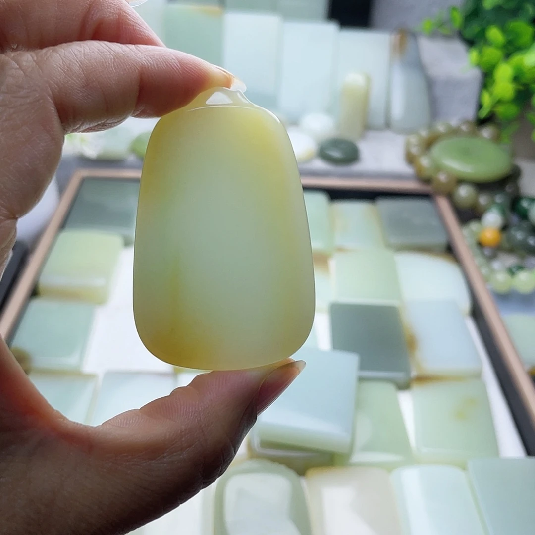 颈饰未镶嵌和田玉（糖玉）子*