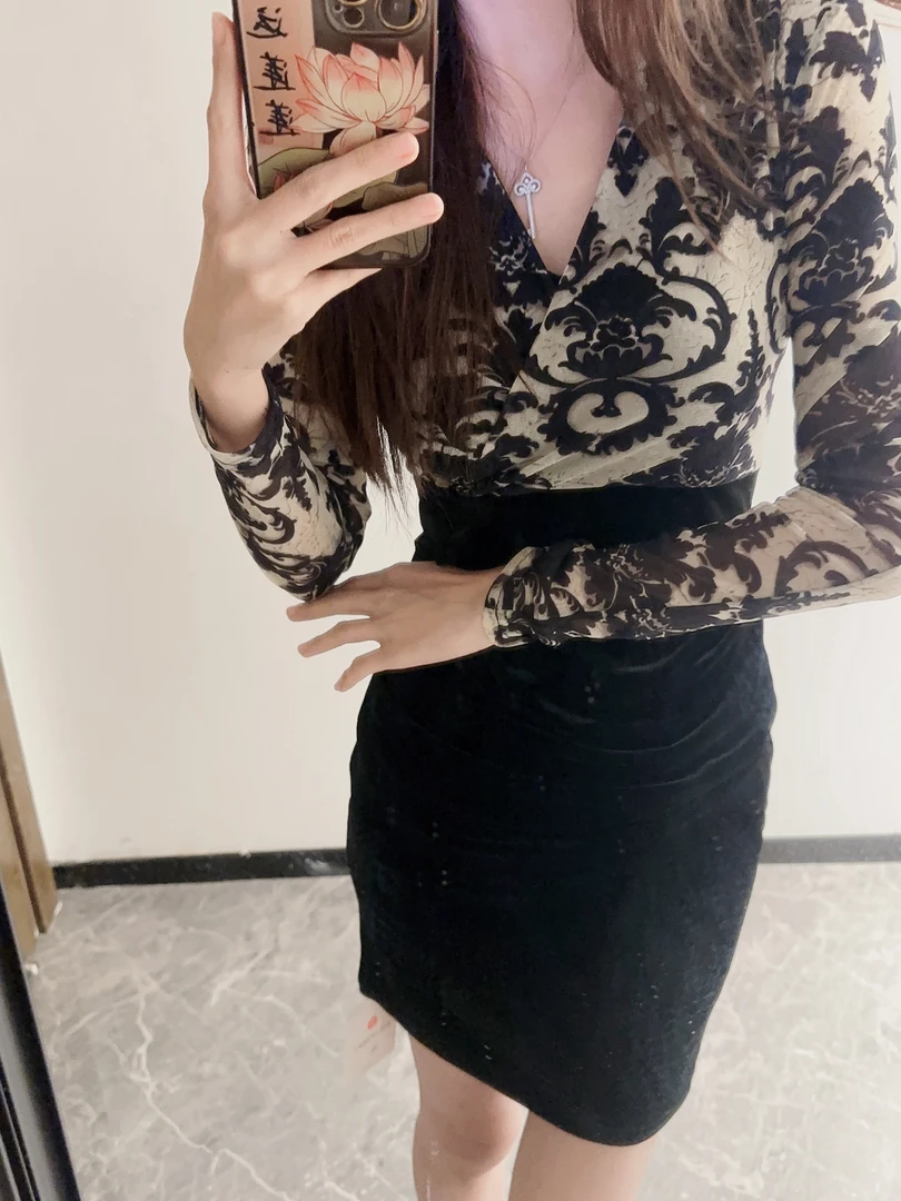 821黑色V领连衣裙褶皱设计遮肚包臀裙女高贵轻奢气质裙子