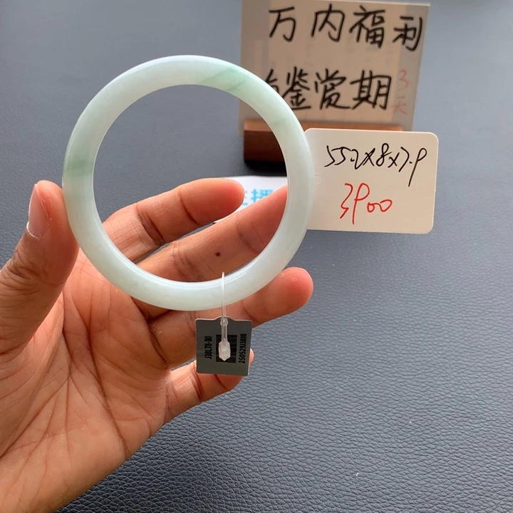 翡翠手镯未镶嵌翡翠手镯