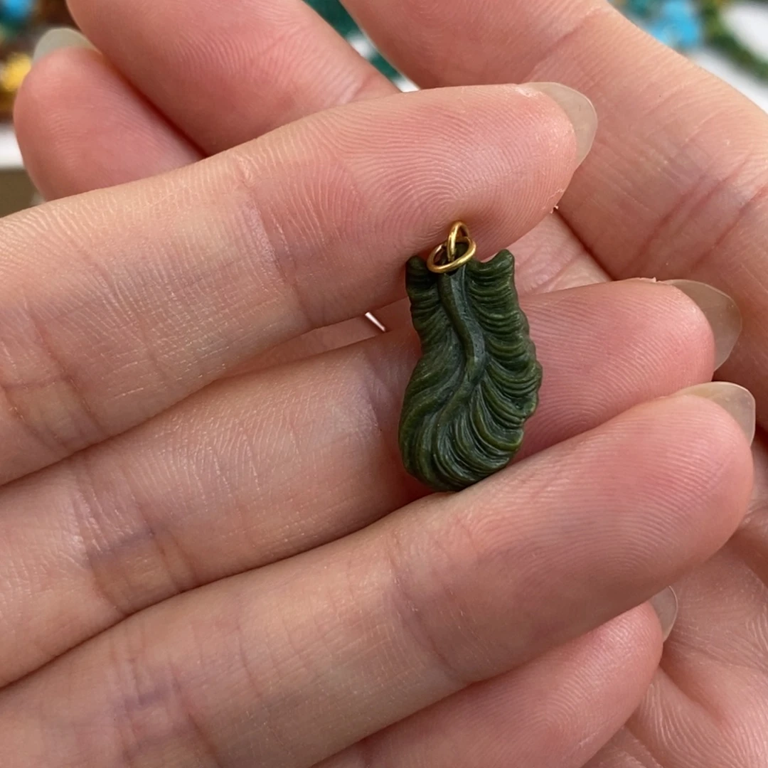 未镶嵌绿松石。羽毛