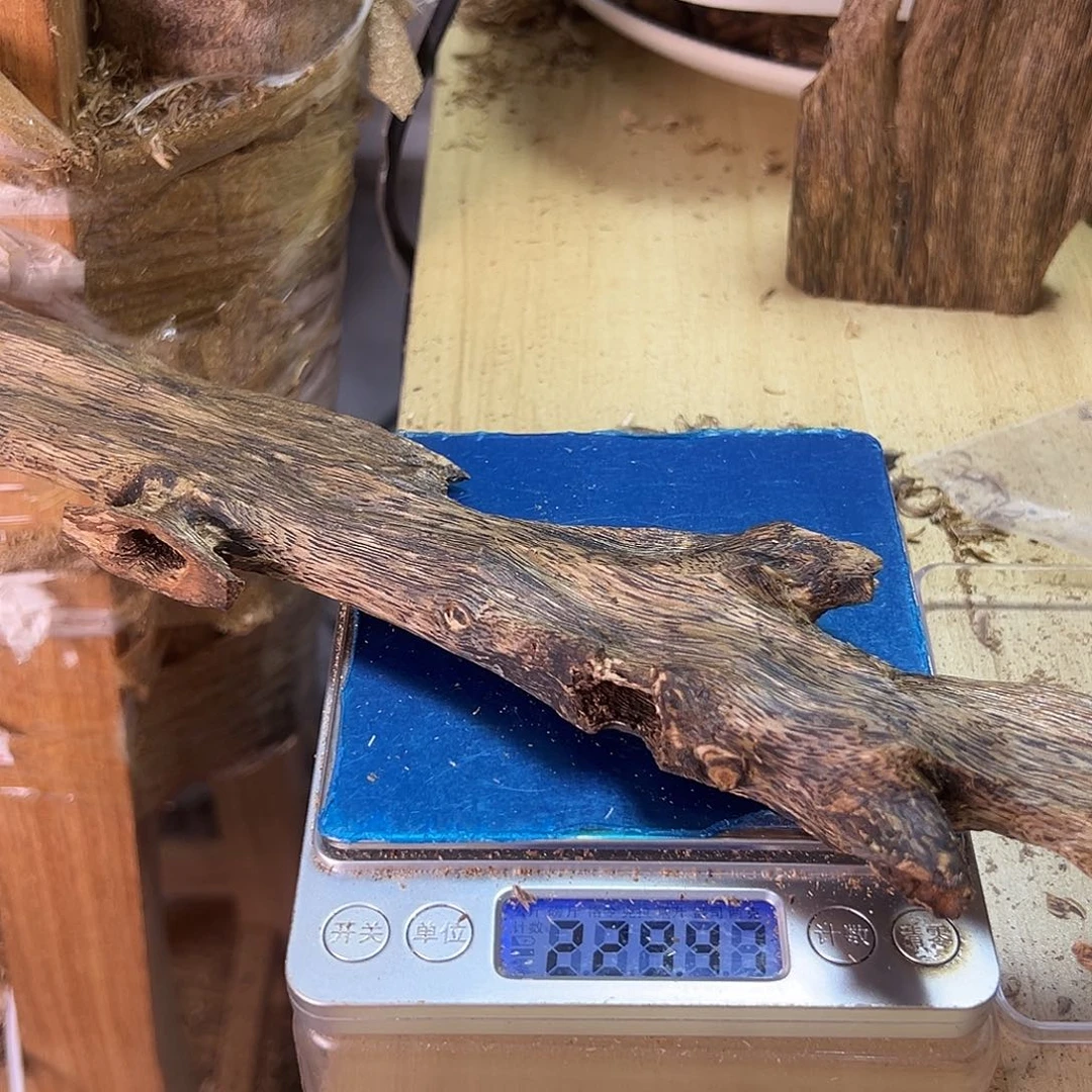 用***7香料绿奇楠乌身圆叶摆件229克