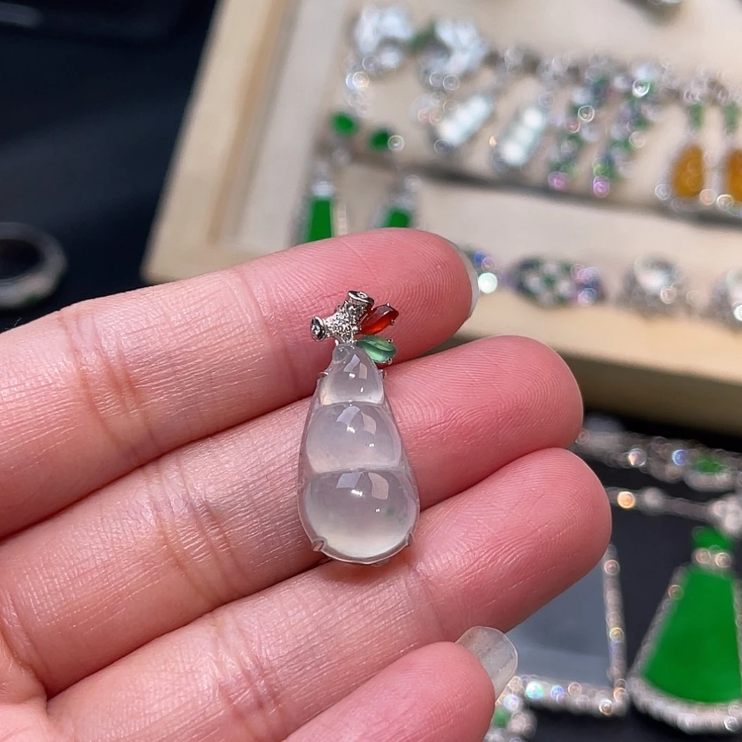 翡翠18K金镶嵌颈饰福豆