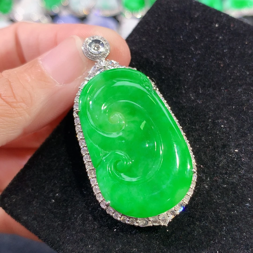 翡翠18K金镶嵌颈饰