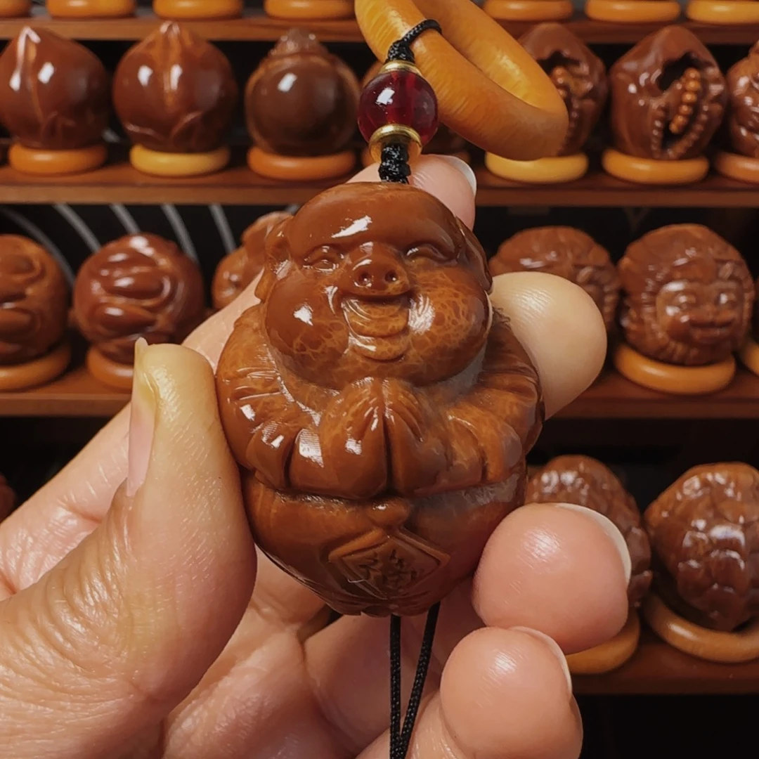 橄榄核把件锋*发财猪手把件34左右