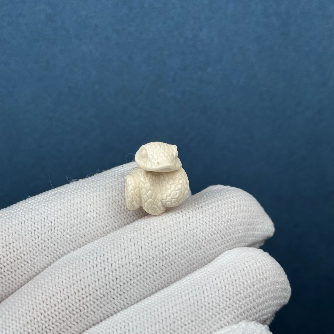 D82-00天然猛犸牙雕刻蛇生肖小配饰约14×17mm支持复检假一罚四