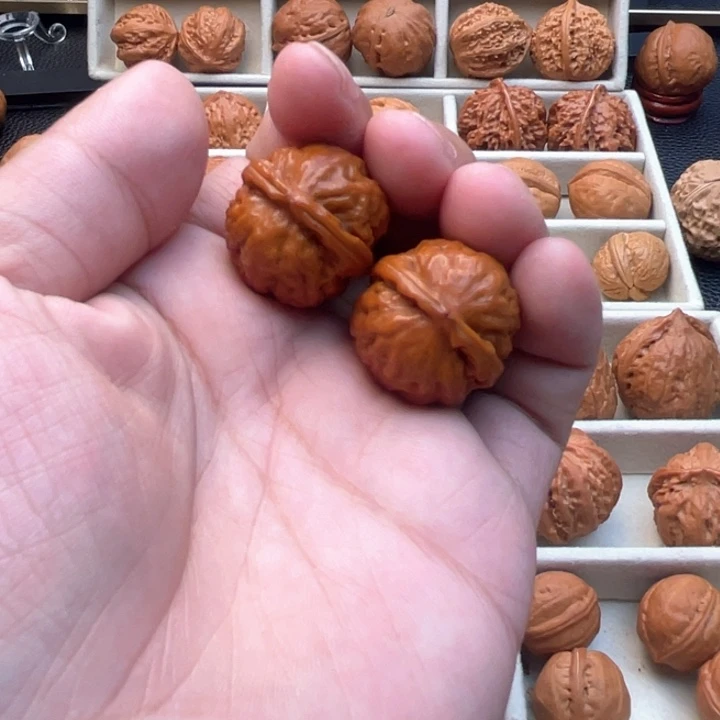 文玩核桃把件你**.玉石方尊