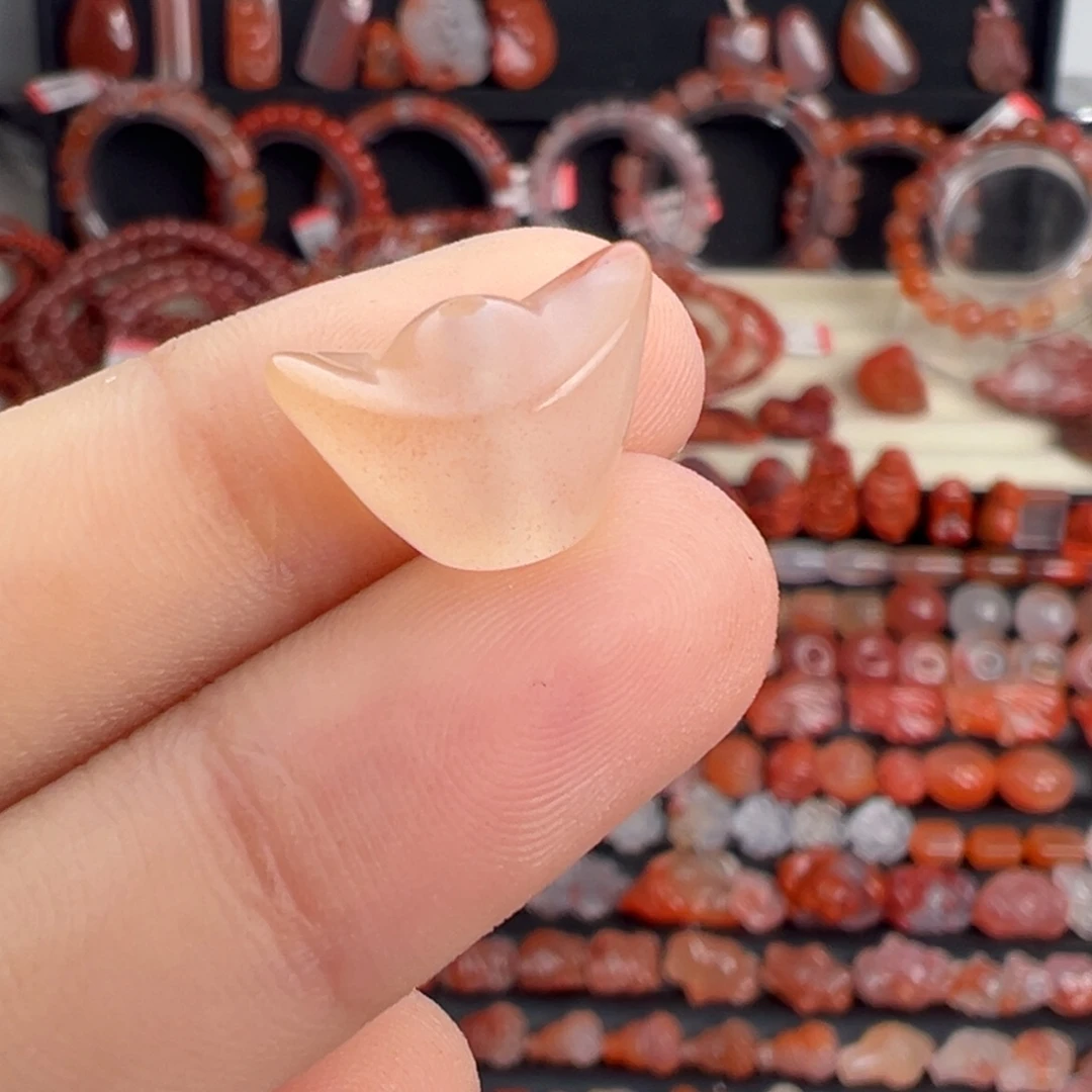 南红玛瑙未镶嵌颈饰元宝