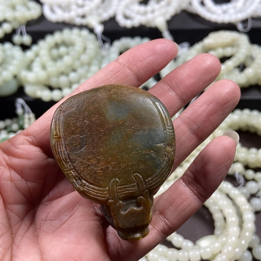 和田玉未镶嵌把件