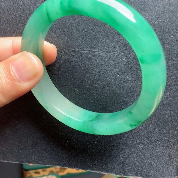 未镶嵌手镯石英质玉