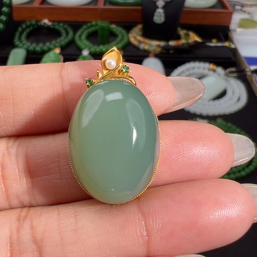 和田玉（碧玉）18K金镶嵌颈饰粉青鼓墩墩蛋面吊坠