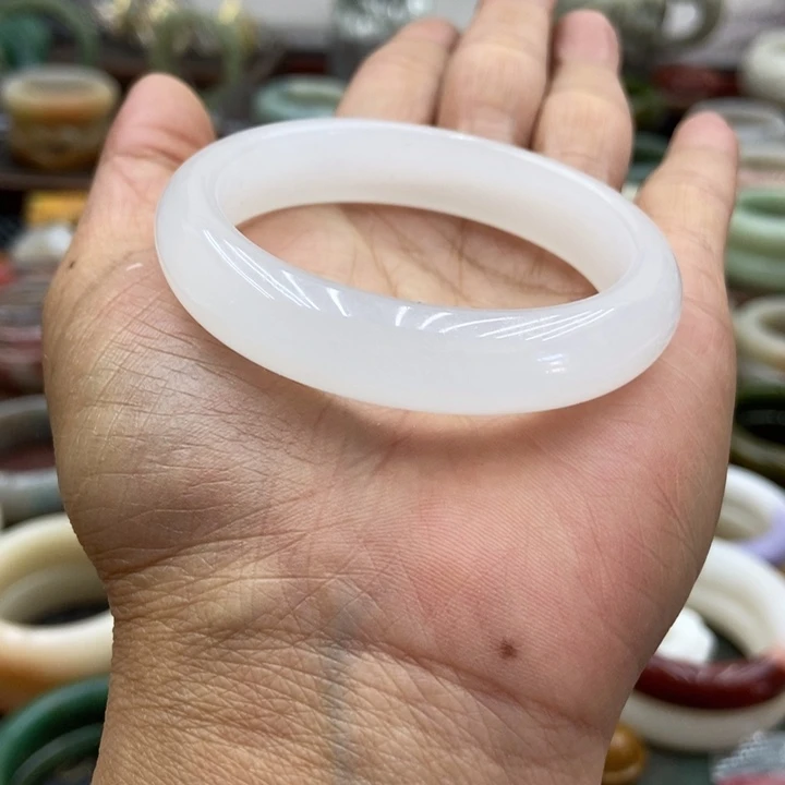 石英岩玉未镶嵌手镯白月光