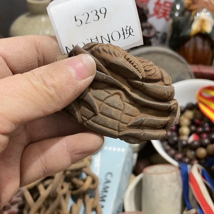 浅****瓷片5239的工艺品