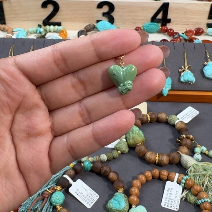 绿松石18K金镶嵌屁桃小兔子滴流