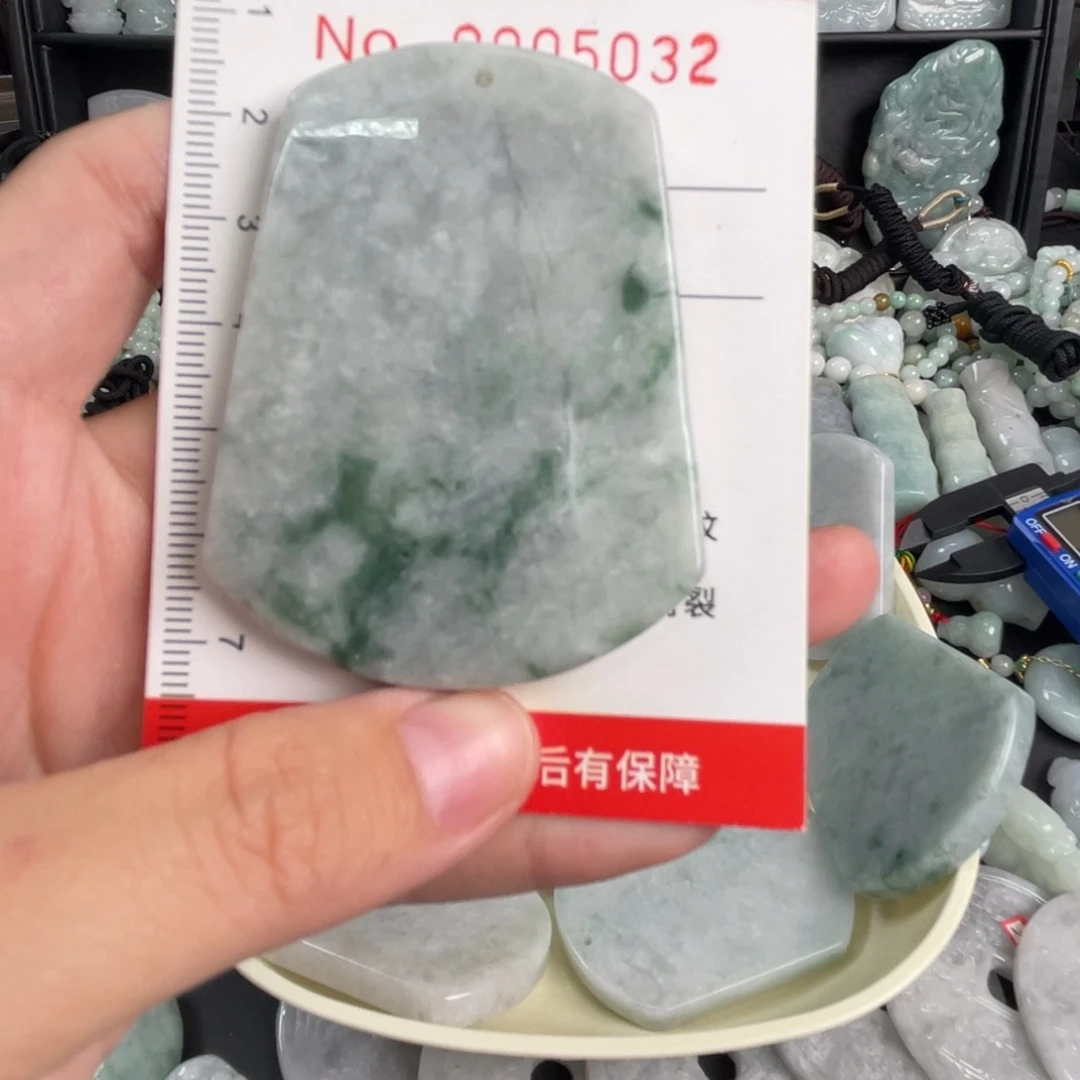 菩***！翡翠未镶嵌吊坠(不含链)微瑕