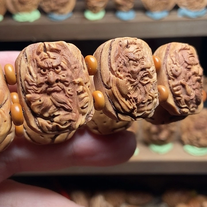 桃核浮雕钟馗手牌