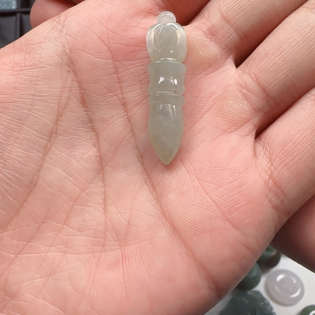 翡翠未镶嵌颈饰金刚杵