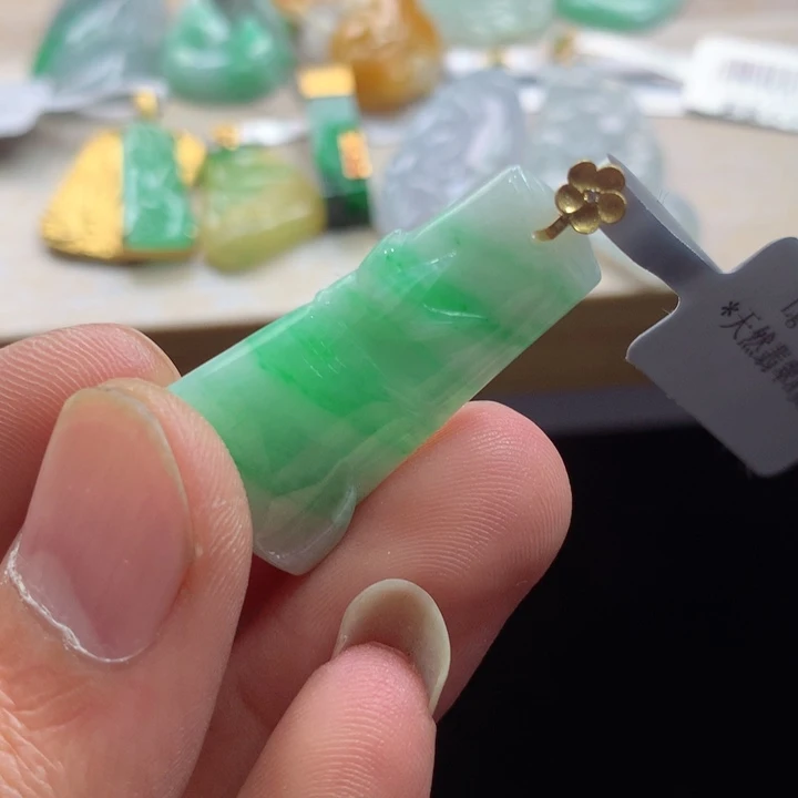 翡翠未镶嵌颈饰吊牌