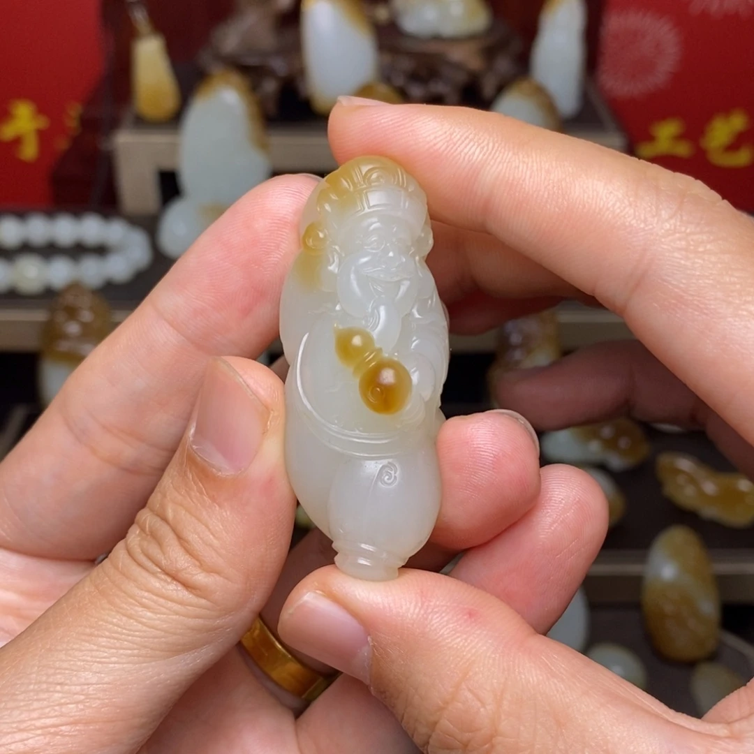 爱***员和田玉未镶嵌颈饰且末金山料糖白玉财神