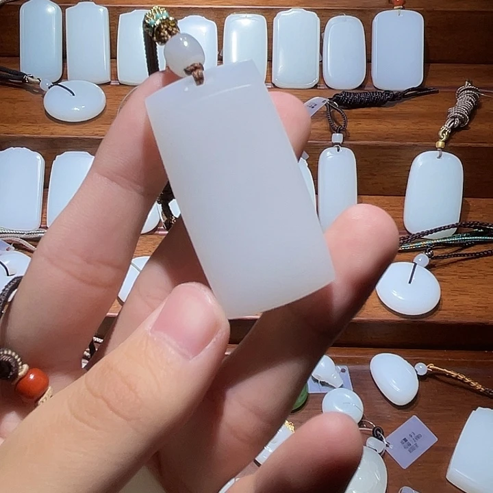 N***哥和田玉（糖玉）未镶嵌颈饰