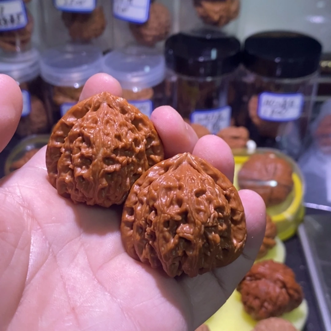 文玩核桃吊坠三角白