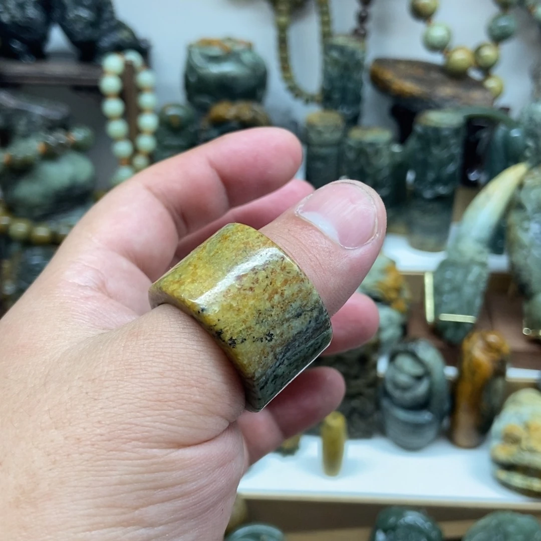 未镶嵌岫岩河磨玉（透闪石质玉）把件