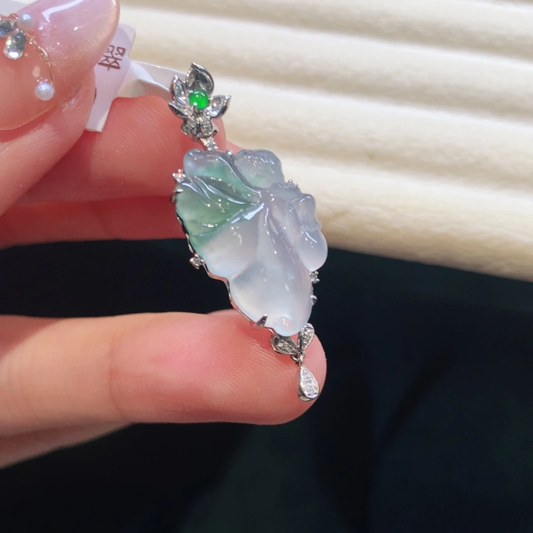 翡翠18K金镶嵌颈饰仙子