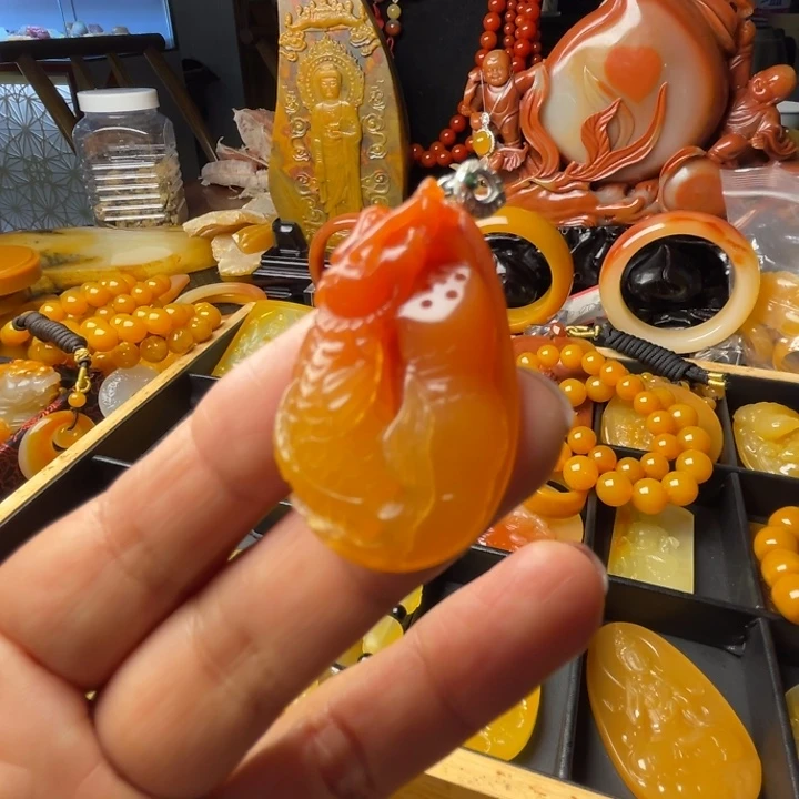 未镶嵌石英质玉（黄龙玉）颈饰