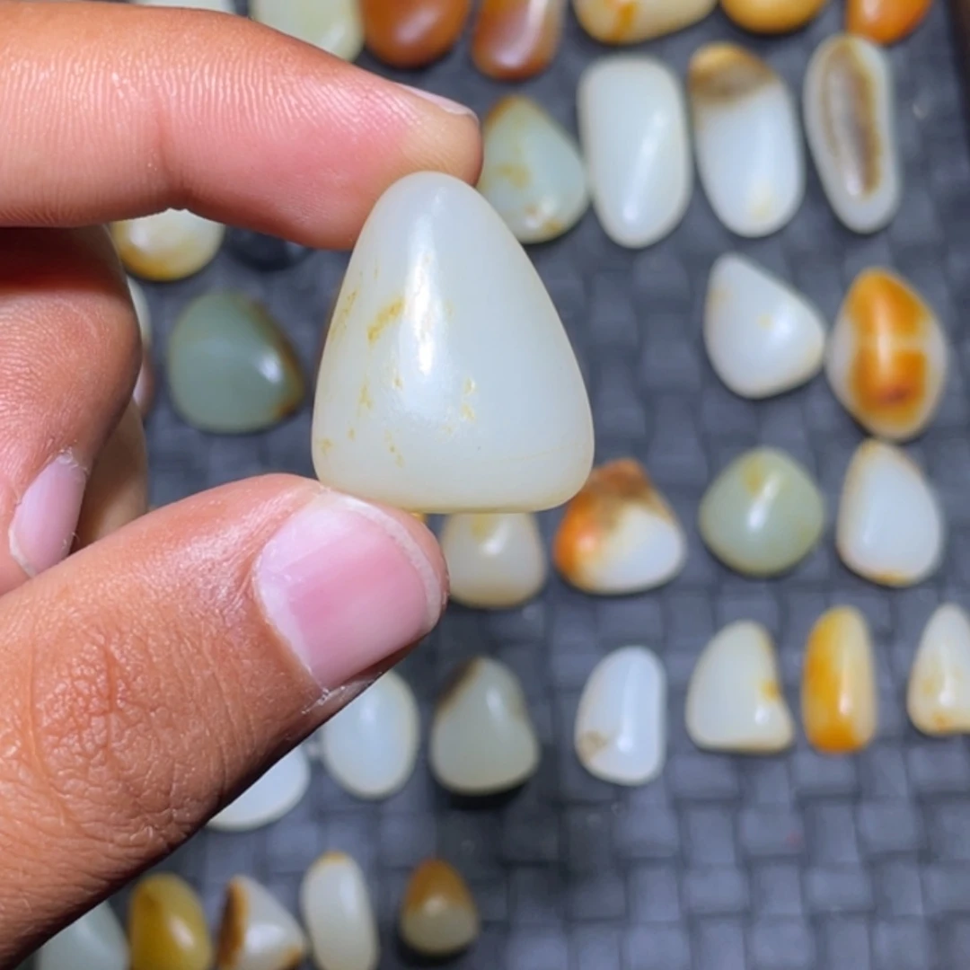 和田玉吊坠(不含链)未镶嵌9.9克原籽无修