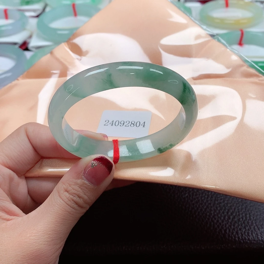 翡翠手镯（贵妃镯）未镶嵌