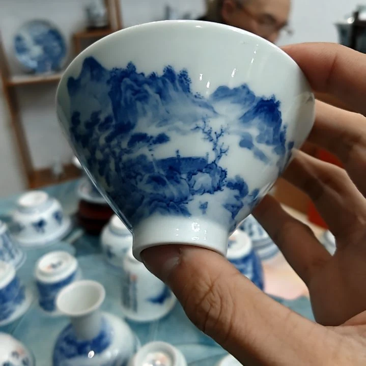 青花手绘诗文山水茶杯
