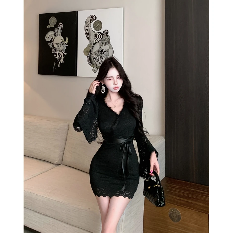 白色轻熟风v领长袖连衣裙女秋季收腰蕾丝裙子喇叭袖修身包臀短裙