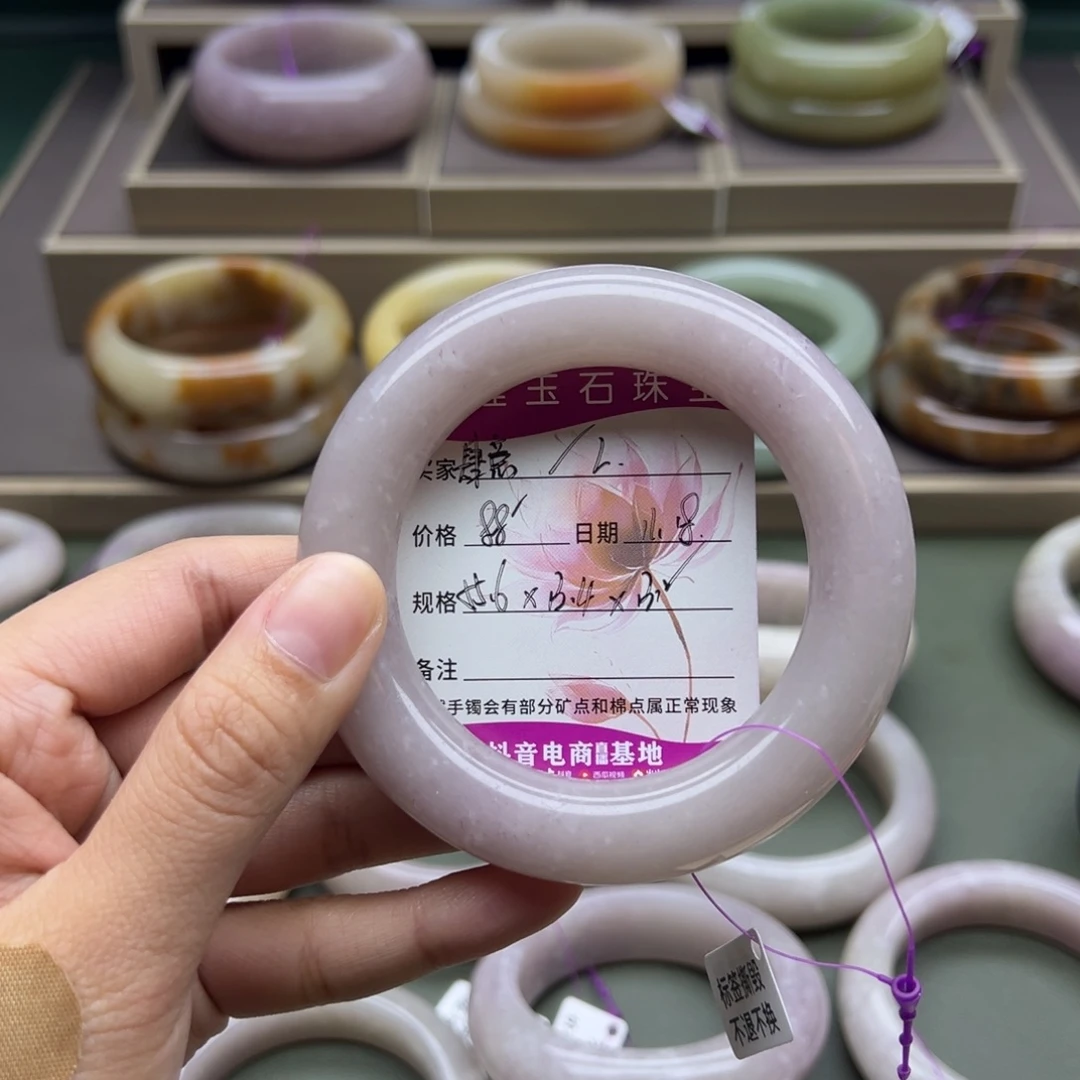 肆***°石英质玉未镶嵌手镯