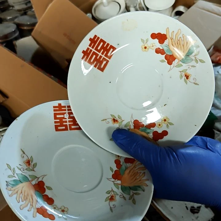瓷片盘子碗茶壶啥都有