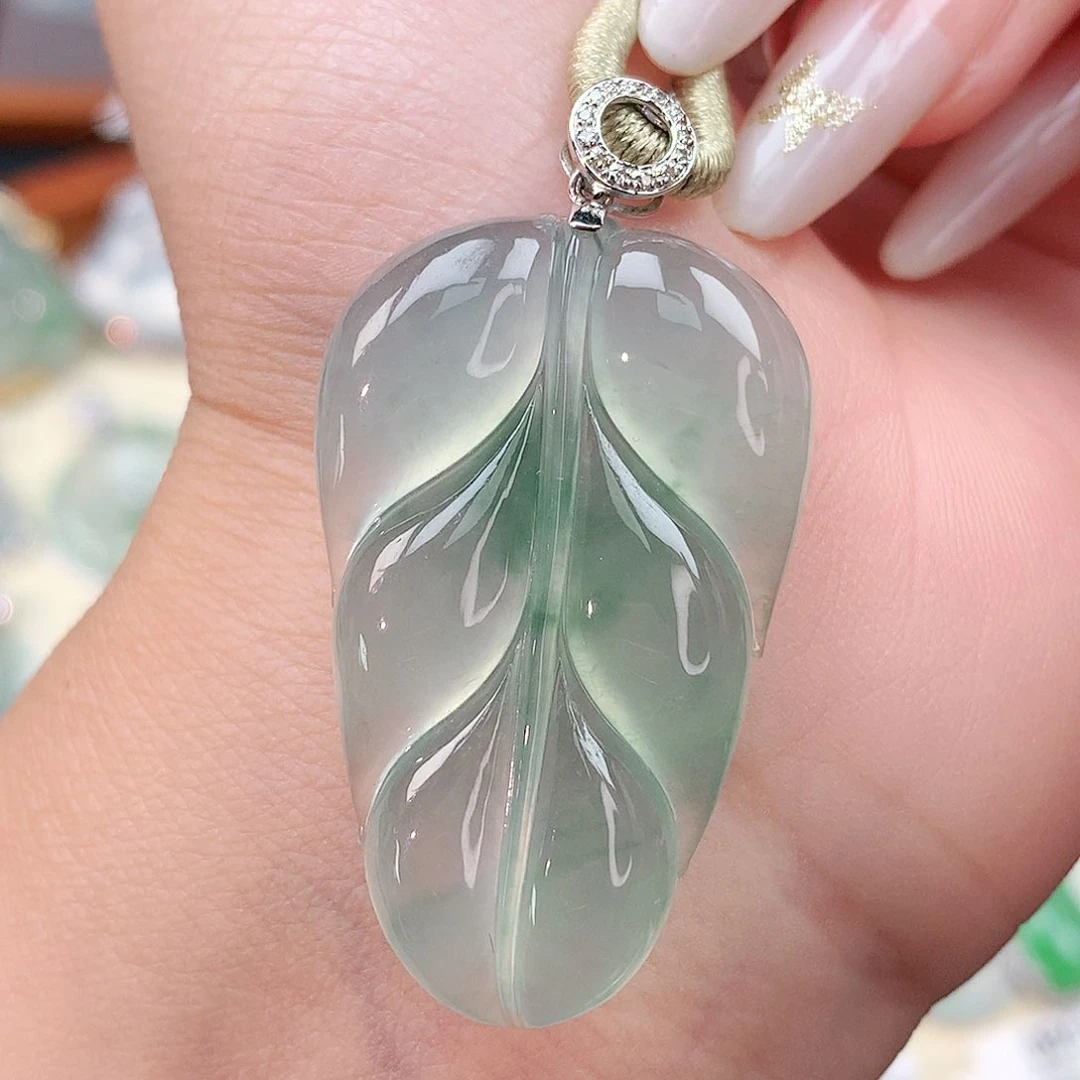 颈饰18K金镶嵌翡翠叶子