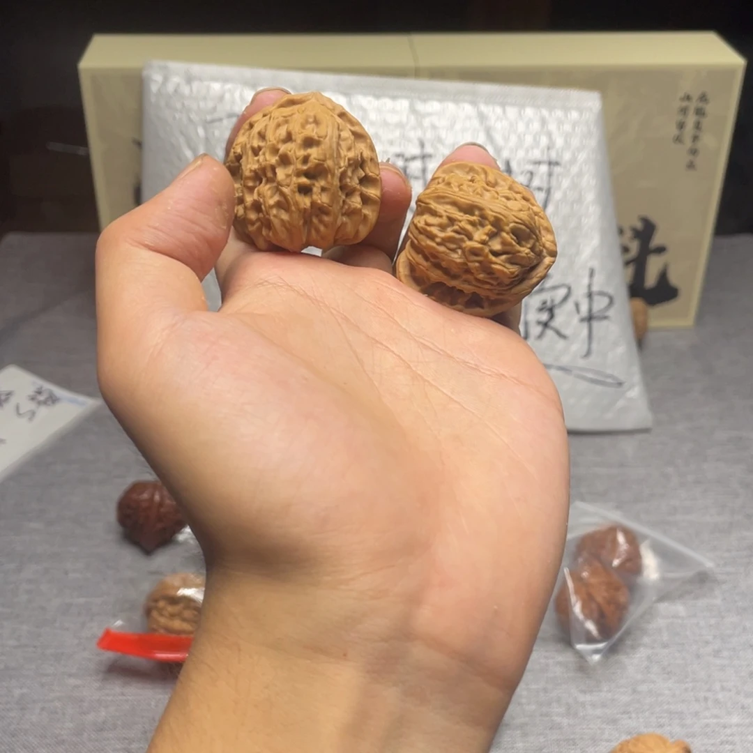 文玩核桃把件三角白 033