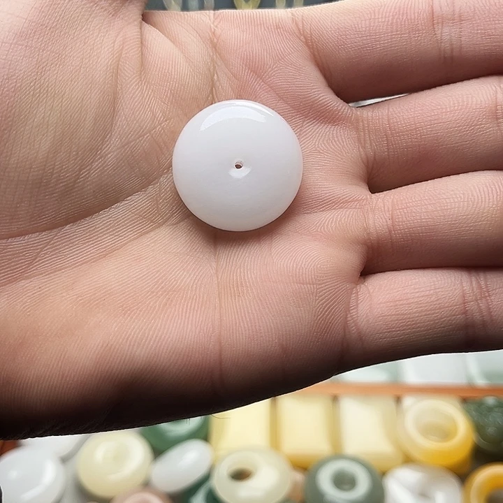 石英质玉（金丝玉）未镶嵌颈饰